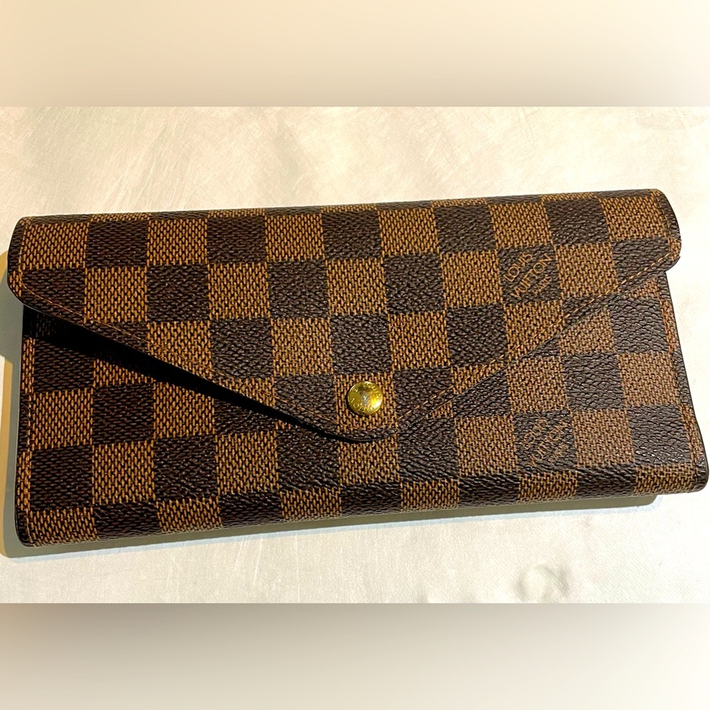 Authentic LOUIS VUITTON Damier wallet, purchased in Paris, excellent pre-loved
